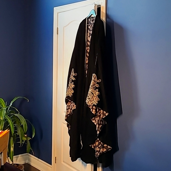 Velvet cape with embroidery - Ramadan or Eid - Picture 2 of 6